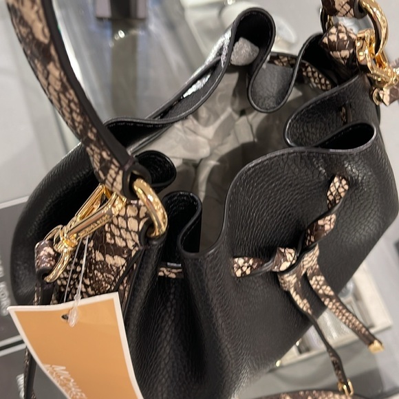 MICHAEL KORS 
Reed Md Pebbled Leather Belted Bucket Messenger Satchel Crossbody - Picture 16 of 16